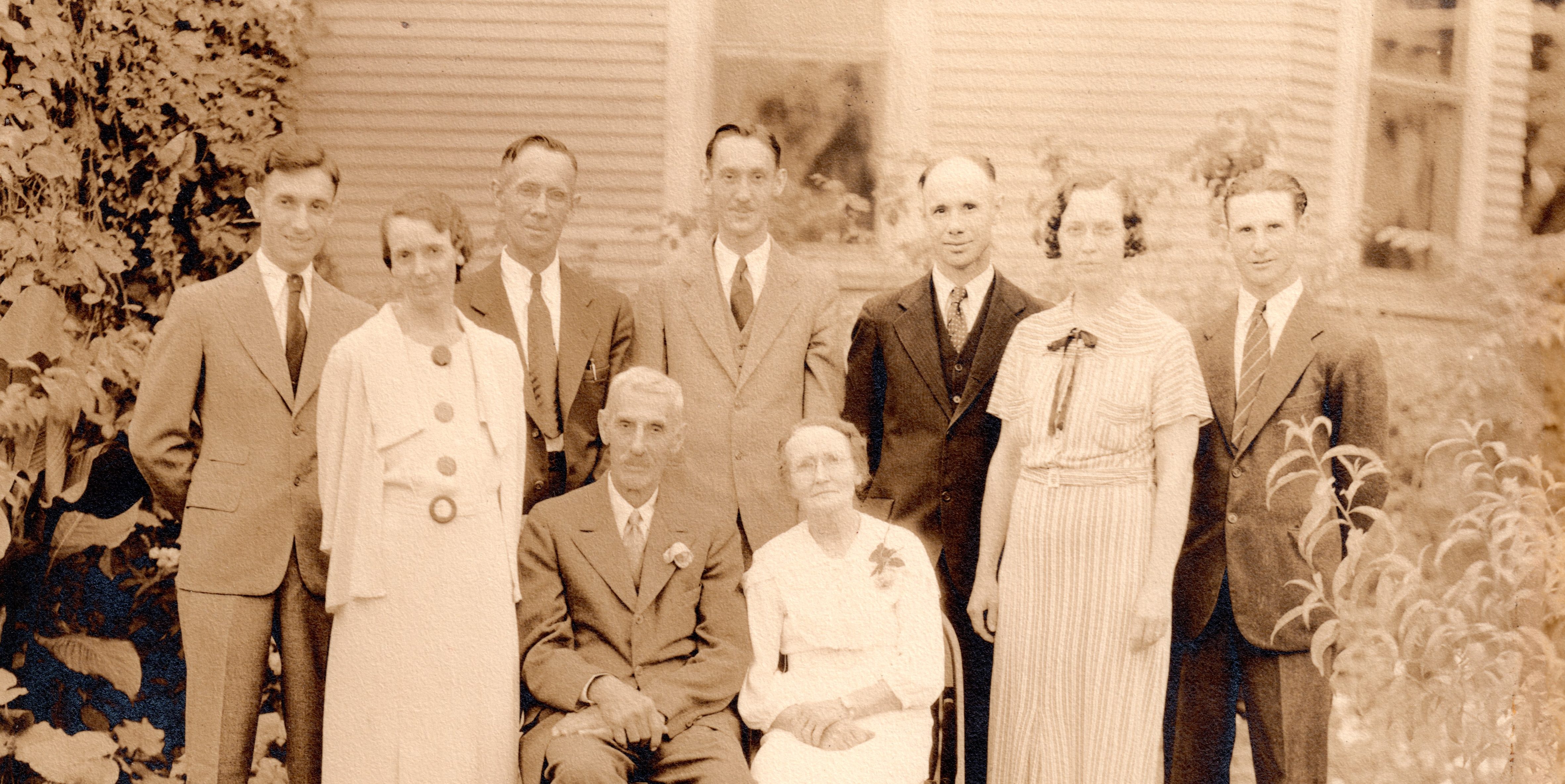 John Thomas and Elizabeth Rodgers with family, 1935